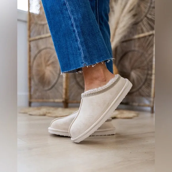 NIB Brand New Sparks Very G Cream Faux Fur Vegan Suede Slippers Slides Shoes - Picture 10 of 11